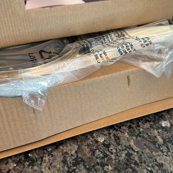 Paris Hilton 2 quart sauce pan with glass lid white and gold NEW - Picture 7 of 8